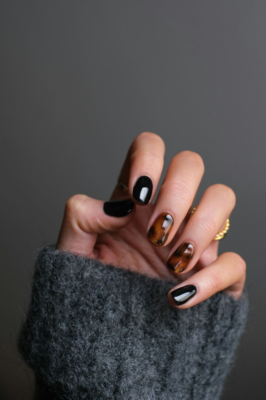 Nail art dengan detail lembut